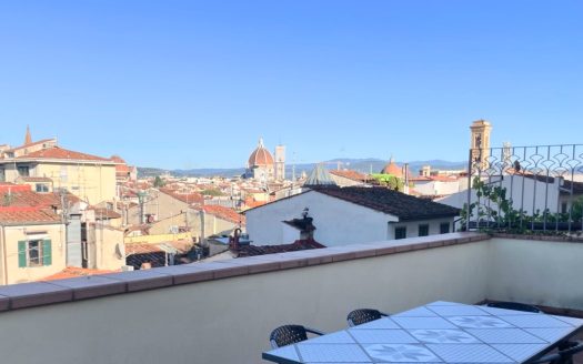 Ampio e Luminoso appartamento con Terrazza panoramica con vista Duomo e Centro Storico