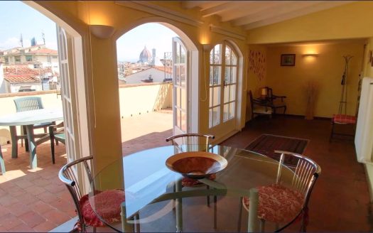 Ampio e Luminoso appartamento con Terrazza panoramica con vista Duomo e Centro Storico
