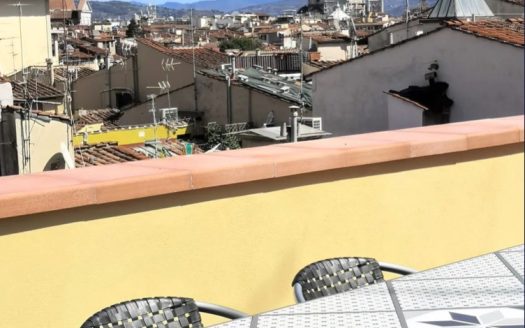 Ampio e Luminoso appartamento con Terrazza panoramica con vista Duomo e Centro Storico