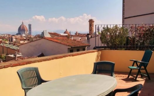 Ampio e Luminoso appartamento con Terrazza panoramica con vista Duomo e Centro Storico