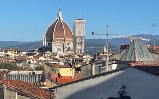 Ampio e Luminoso appartamento con Terrazza panoramica con vista Duomo e Centro Storico